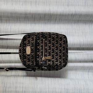Micheal Kors crossbody purse